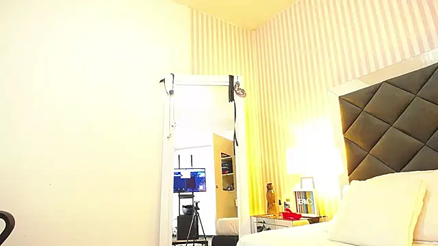 ViictoriaJones  online show from 25, 11, 2025