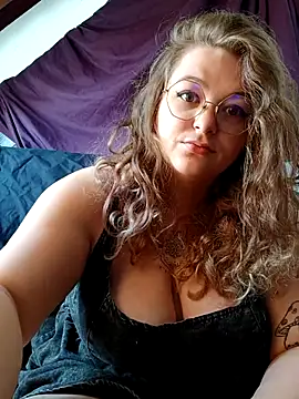 Snapshot of LilouCuriosity chatting on 9, 9, 2025 LilouCuriosity online show from 9, 9, 2025