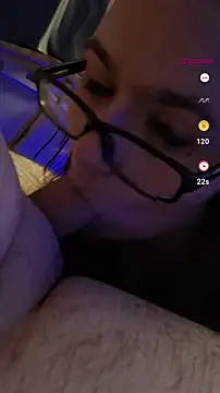 Snapshot of queenpeaches121 chatting on 1, 4, 2026 queenpeaches121 online show from 1, 4, 2026