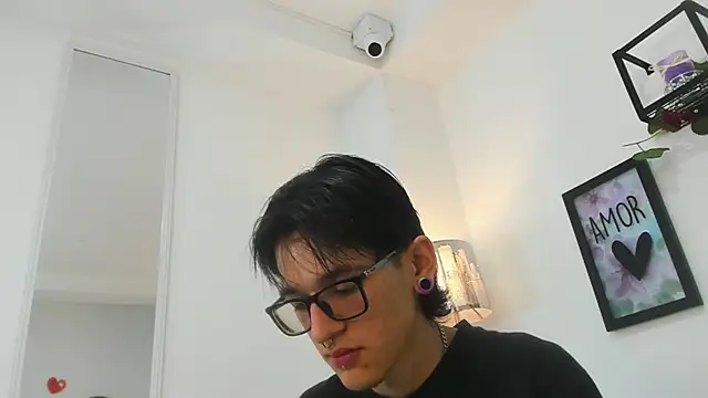 Snapshot of JAX25_OS chatting on 4, 10, 2025 JAX25 OS online show from 4, 10, 2025