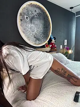 Snapshot of Sarajames chatting on 11, 11, 2025 Sarajames online show from 11, 11, 2025