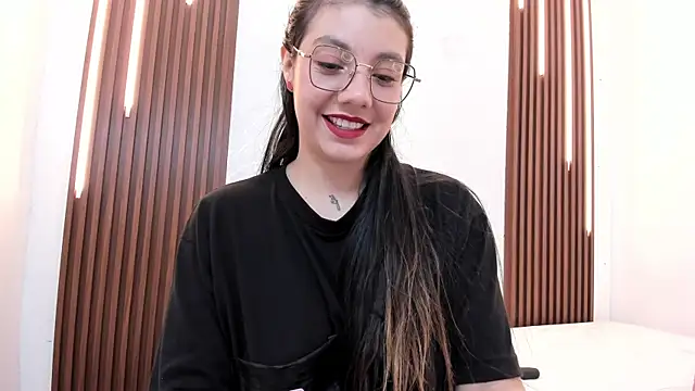 Snapshot of CarolinaMejia chatting on 4, 10, 2025 CarolinaMejia online show from 4, 10, 2025