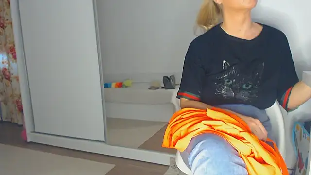 Snapshot of merlyn4 chatting on 8, 3, 2025 merlyn4 online show from 8, 3, 2025