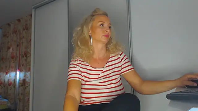 Snapshot of merlyn4 chatting on 19, 9, 2025 merlyn4 online show from 19, 9, 2025