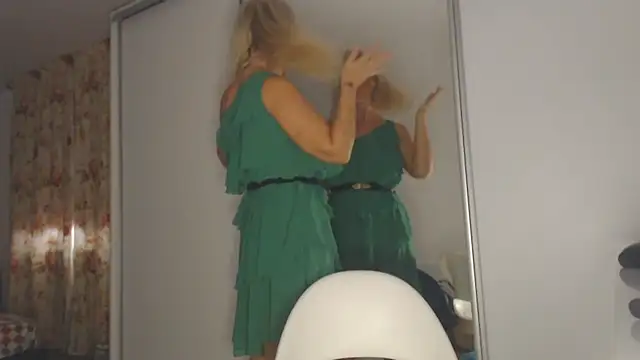 Snapshot of merlyn4 chatting on 4, 10, 2025 merlyn4 online show from 4, 10, 2025