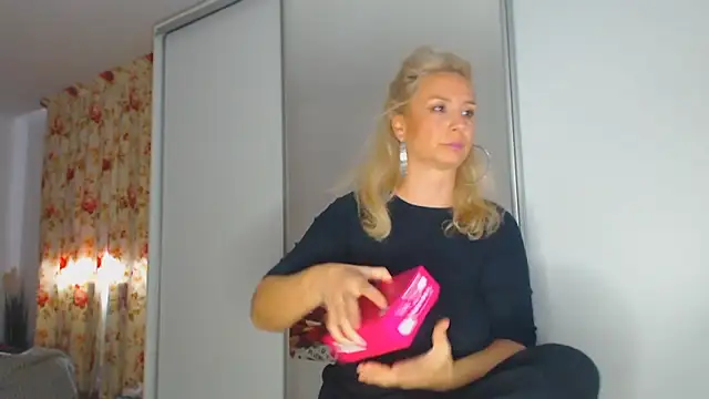 Snapshot of merlyn4 chatting on 14, 10, 2025 merlyn4 online show from 14, 10, 2025