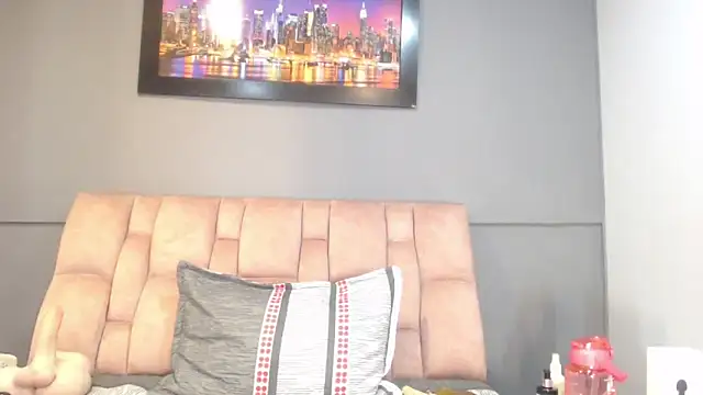 Snapshot of CharlotteCottin chatting on 8, 10, 2025 CharlotteCottin online show from 8, 10, 2025