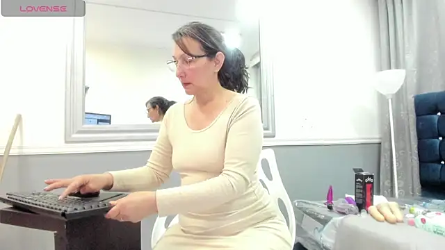 Snapshot of Oriana_Jhonson chatting on 12, 6, 2026 Oriana Jhonson online show from 12, 6, 2026