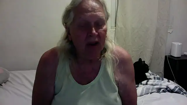 Snapshot of OldLadySara chatting on 20, 10, 2025 OldLadySara online show from 20, 10, 2025