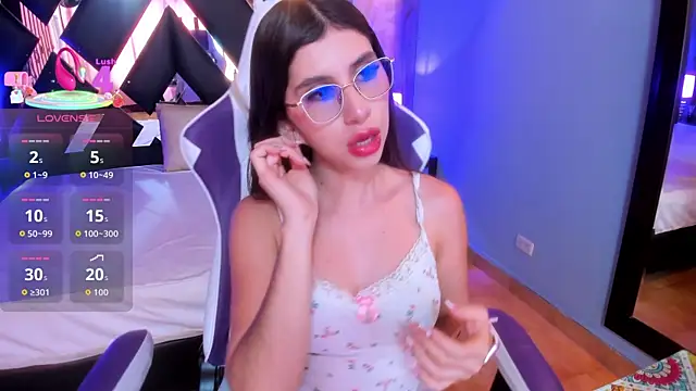 Snapshot of Emma_Petiite chatting on 9, 1, 2026 Emma Petiite online show from 9, 1, 2026