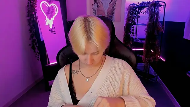 Snapshot of CinBellamy chatting on 25, 9, 2025 CinBellamy online show from 25, 9, 2025