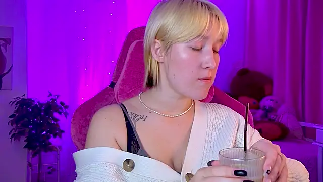 Snapshot of CinBellamy chatting on 29, 9, 2025 CinBellamy online show from 29, 9, 2025