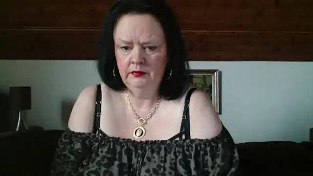 Snapshot of TiffanyMature chatting on 8, 10, 2025 TiffanyMature online show from 8, 10, 2025