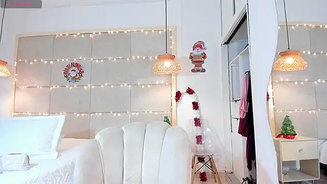 Snapshot of VioletHilton chatting on 18, 12, 2025 VioletHilton online show from 18, 12, 2025