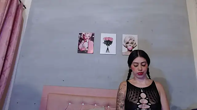 Snapshot of Olivia_Spear chatting on 17, 9, 2025 Olivia Spear online show from 17, 9, 2025