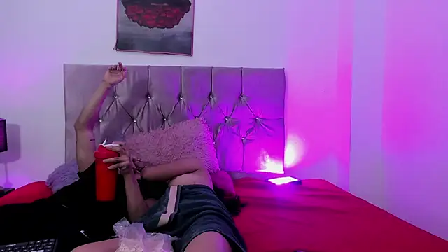 Snapshot of AndretiiAndCamila chatting on 3, 10, 2025 AndretiiAndCamila online show from 3, 10, 2025