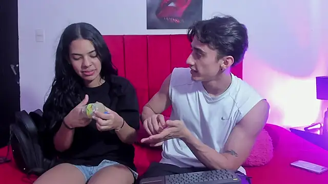 Snapshot of AndretiiAndCamila chatting on 17, 11, 2025 AndretiiAndCamila online show from 17, 11, 2025