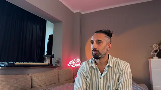 Snapshot of Secret_Lovers1 chatting on 16, 6, 2026 Secret Lovers1 online show from 16, 6, 2026