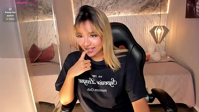 Emilly mell online show from 17, 10, 2025