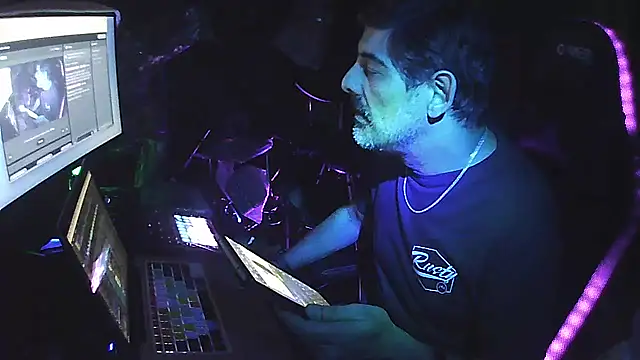 Snapshot of Rod_Contreras_ARG chatting on 8, 11, 2025 Rod Contreras ARG online show from 8, 11, 2025