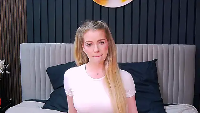 Snapshot of MilanaCeleste chatting on 4, 12, 2025 MilanaCeleste online show from 4, 12, 2025