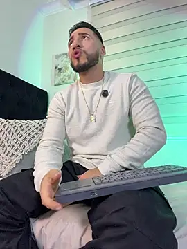 Thiago Hill online show from 11, 2, 2026