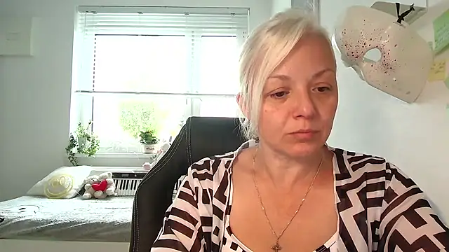 Linsy Kim online show from 23, 9, 2025