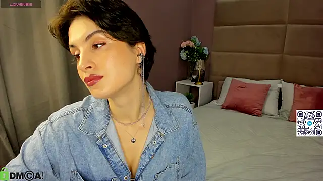 Adeline Perle online show from 5, 10, 2025