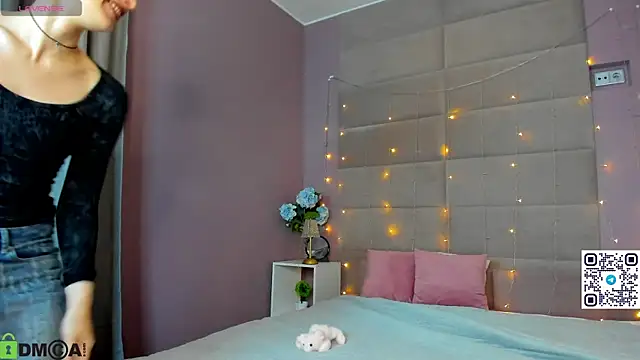 Adeline Perle online show from 31, 10, 2025