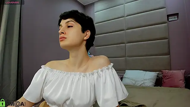 Adeline Perle online show from 10, 11, 2025