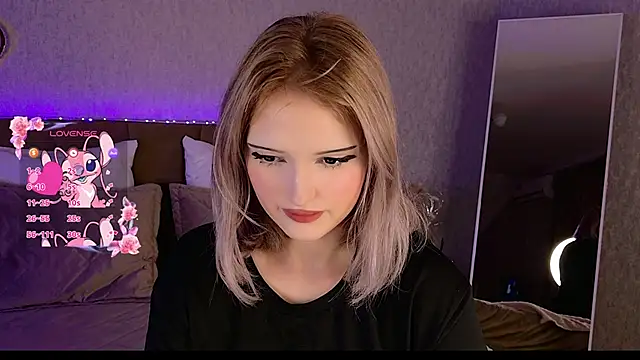 Snapshot of EsmeMayhem chatting on 2, 10, 2025 EsmeMayhem online show from 2, 10, 2025