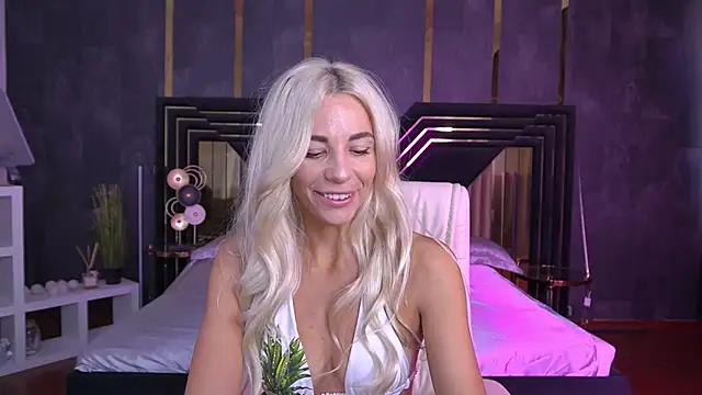 Snapshot of BellaRayyy chatting on 28, 9, 2025 BellaRayyy online show from 28, 9, 2025