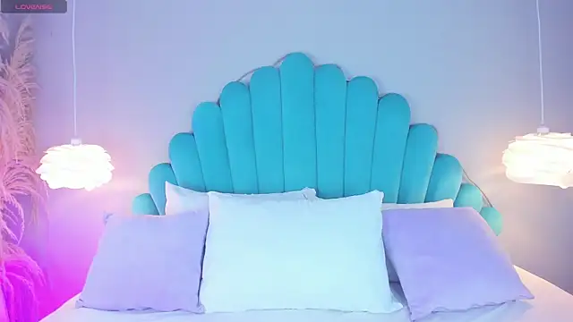 AlassiaHocthner online show from 4, 11, 2025