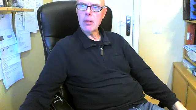 Snapshot of Klipparn chatting on 5, 11, 2025 Klipparn online show from 5, 11, 2025