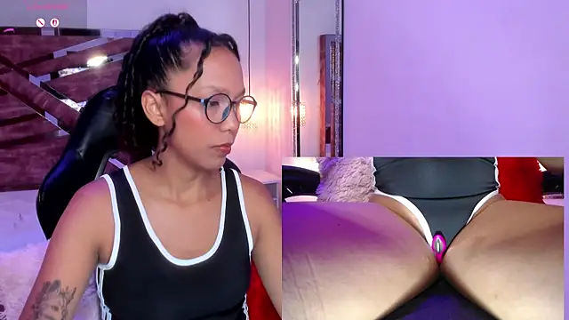 Snapshot of NovaLyn chatting on 7, 10, 2025 NovaLyn online show from 7, 10, 2025