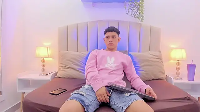 Snapshot of aron_twink66 chatting on 16, 9, 2025 aron twink66 online show from 16, 9, 2025