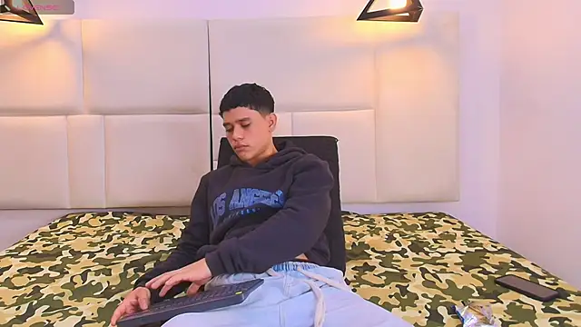 Snapshot of aron_twink66 chatting on 18, 9, 2025 aron twink66 online show from 18, 9, 2025