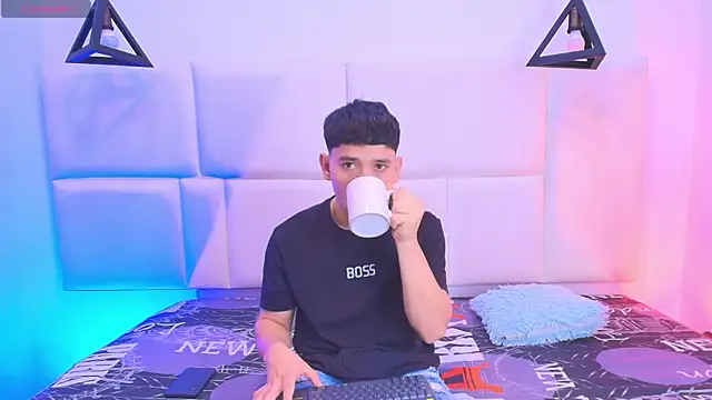 Snapshot of aron_twink66 chatting on 22, 9, 2025 aron twink66 online show from 22, 9, 2025