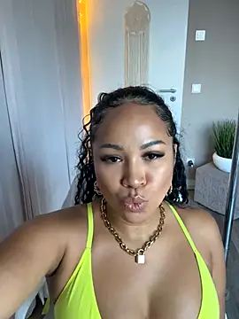 Snapshot of mialuna- chatting on 21, 9, 2025 mialuna- online show from 21, 9, 2025