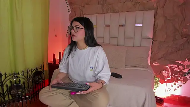 Snapshot of Jade_Nmm chatting on 10, 10, 2025 Jade Nmm online show from 10, 10, 2025