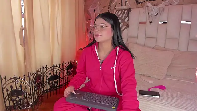 Snapshot of Jade_Nmm chatting on 28, 10, 2025 Jade Nmm online show from 28, 10, 2025