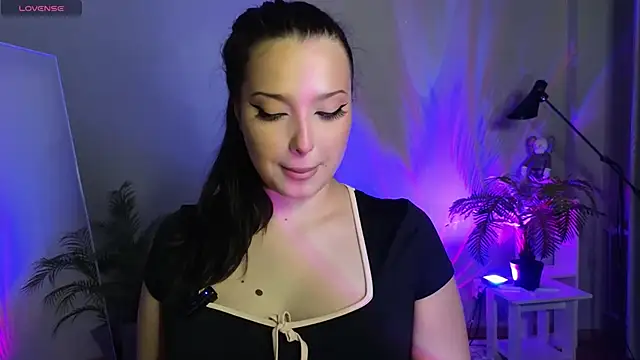 Lucy louras online show from 15, 10, 2025