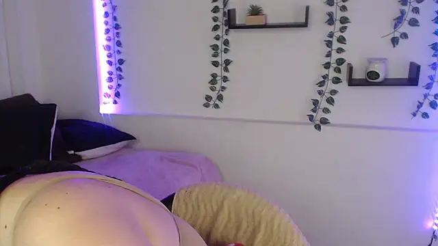 Snapshot of poison_doll2 chatting on 18, 10, 2025 poison doll2 online show from 18, 10, 2025