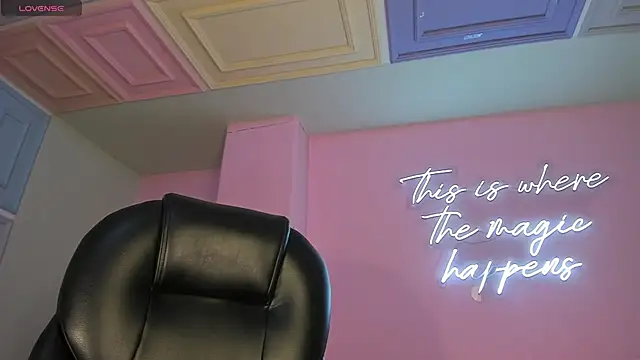 TiffannySins online show from 9, 4, 2026