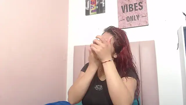 Chloe Wiild online show from 2, 11, 2025