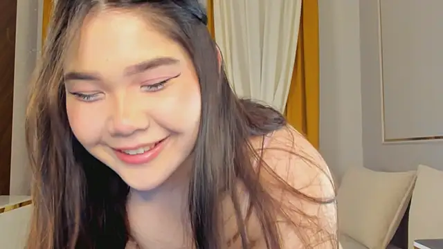 Snapshot of yummmymommy chatting on 4, 10, 2025 yummmymommy online show from 4, 10, 2025