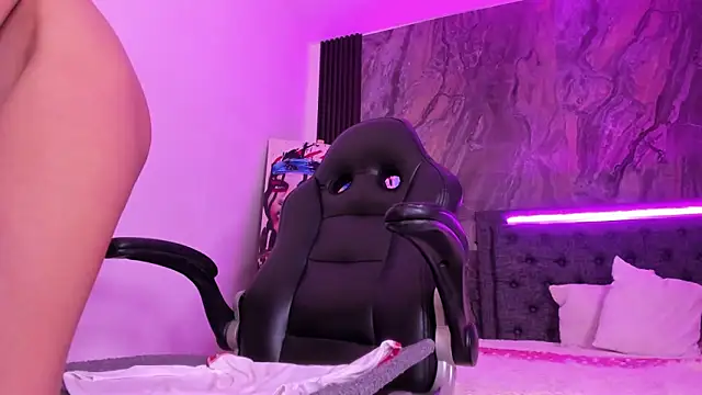 Mia Clay1 online show from 17, 4, 2026