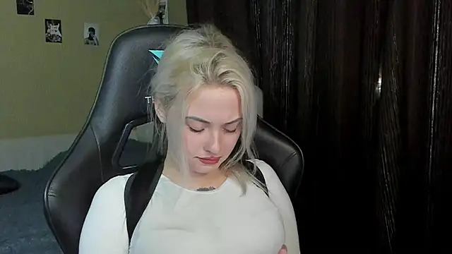 Snapshot of velunnight chatting on 15, 10, 2025 velunnight online show from 15, 10, 2025