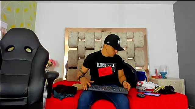 Snapshot of AngelAndChris chatting on 17, 9, 2025 AngelAndChris online show from 17, 9, 2025