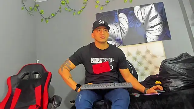 Snapshot of AngelAndChris chatting on 29, 9, 2025 AngelAndChris online show from 29, 9, 2025